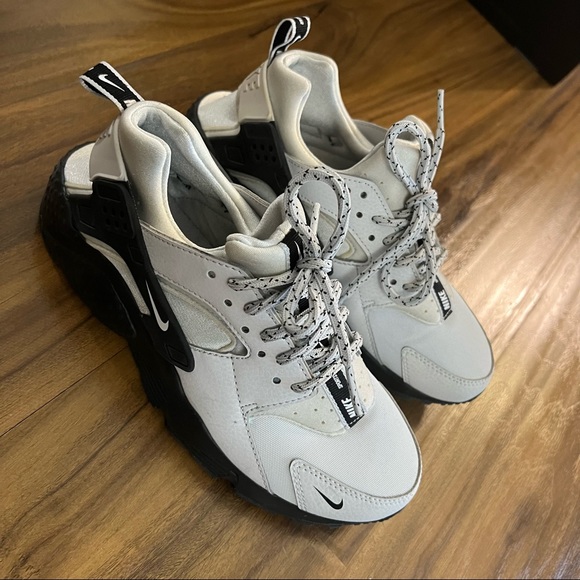 6Y Grey Nikes - Picture 4 of 5